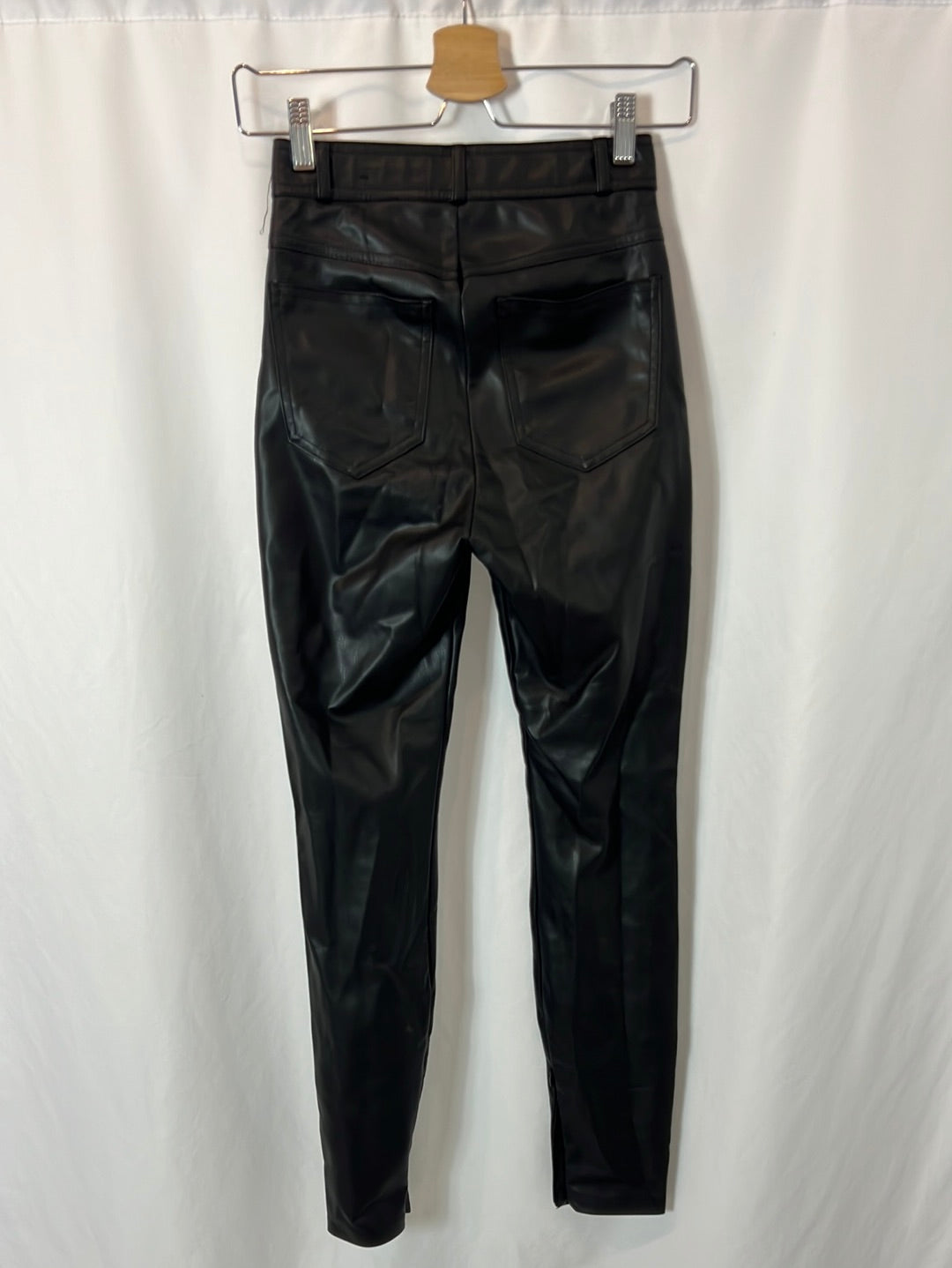 ZARA. Pantalón negro efecto piel aberturas. T XS