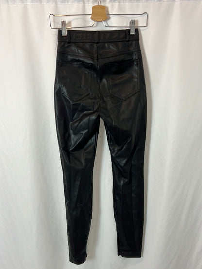 ZARA. Pantalón negro efecto piel aberturas. T XS