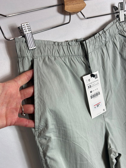 ZARA. Pantalón verde claro textura. T XS