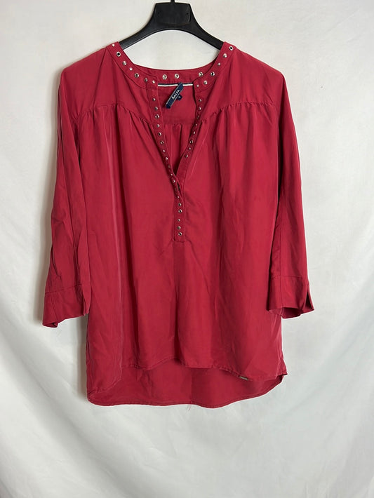 SALSA. Blusa roja detalle tachuelas. T S