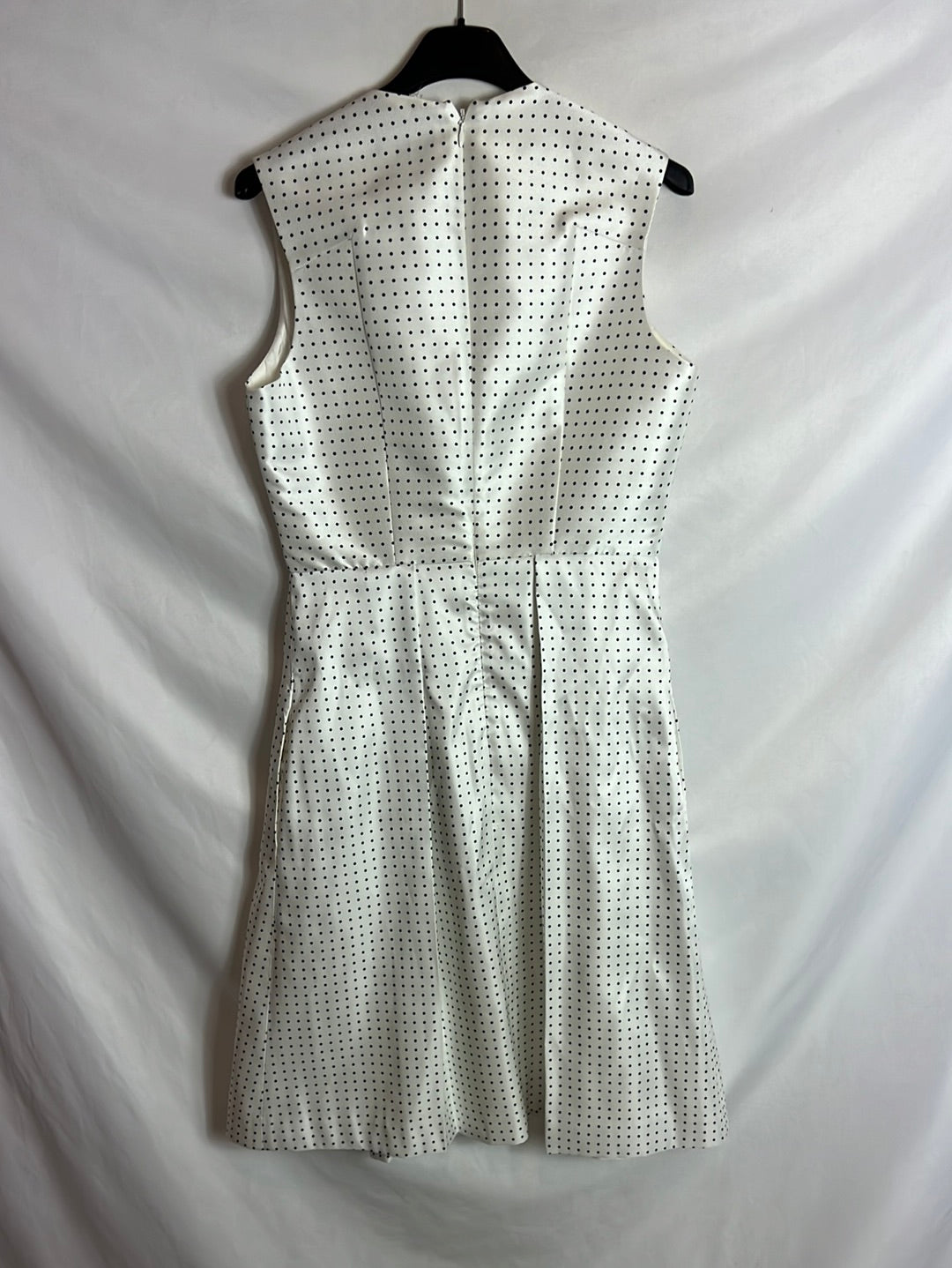 ADOLFO DOMINGUEZ. Vestido blanco mini lunares negros. T 38