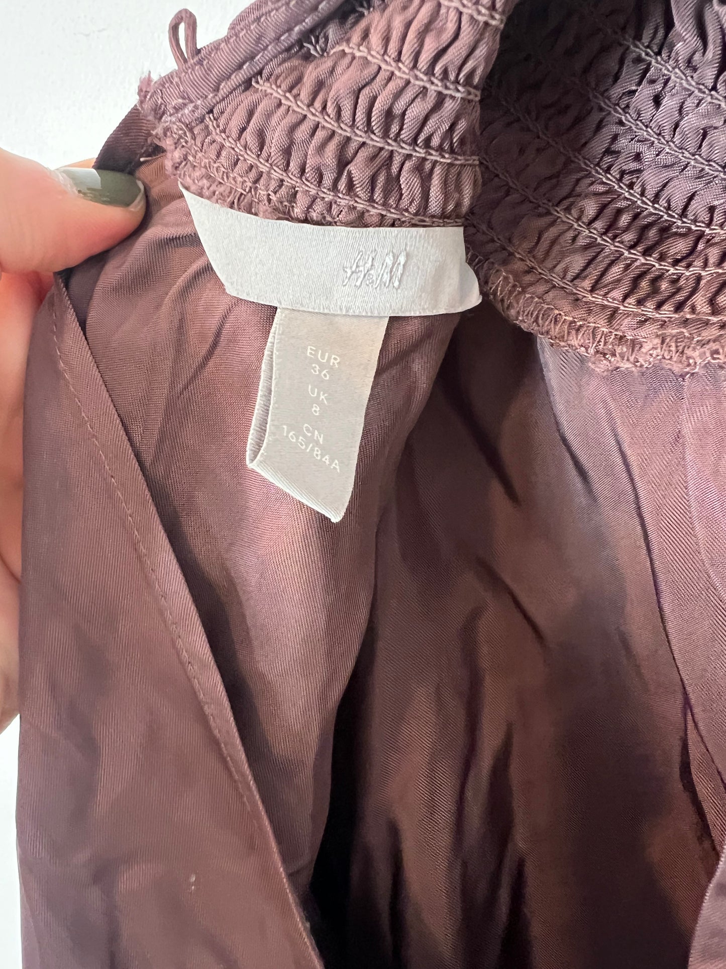 H&M. Blusa marrón cuello perkins nido abeja T.36