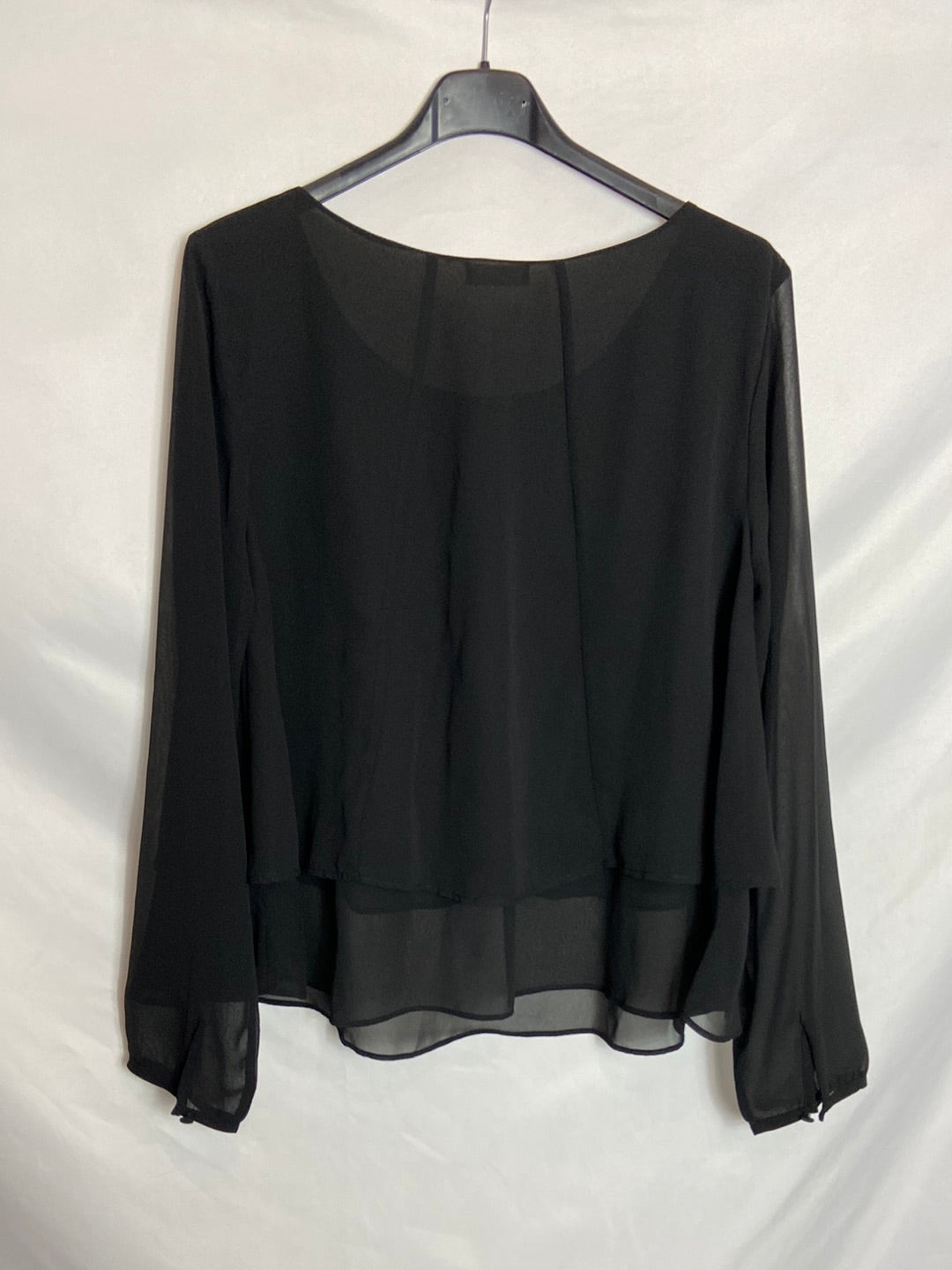 AMICHI. Blusa negra detalle pedrería T. M