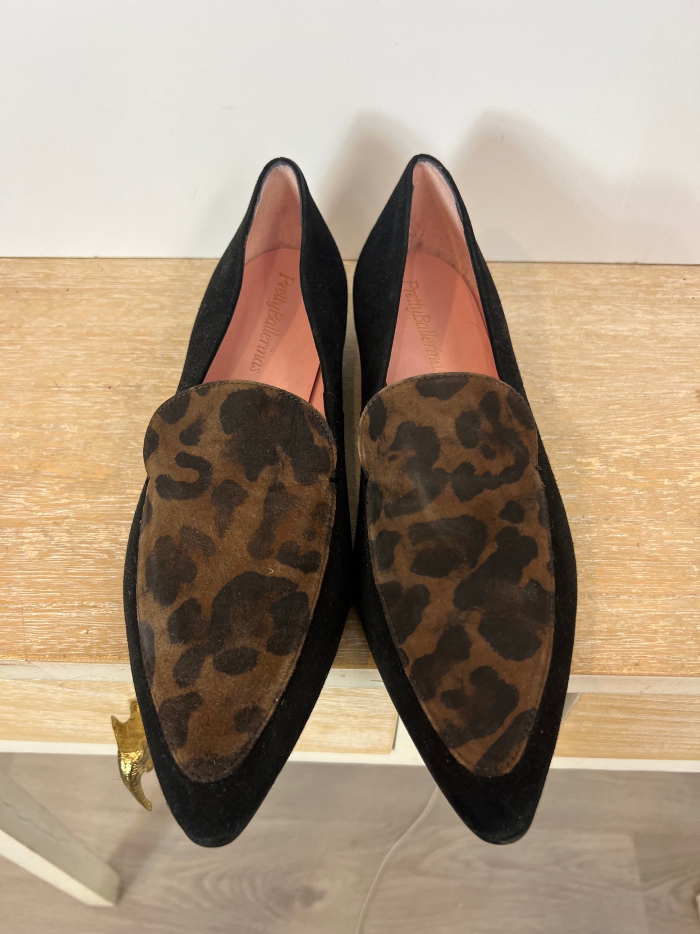 PRETTY BALLERINAS. Mocasín negro animal print T.40