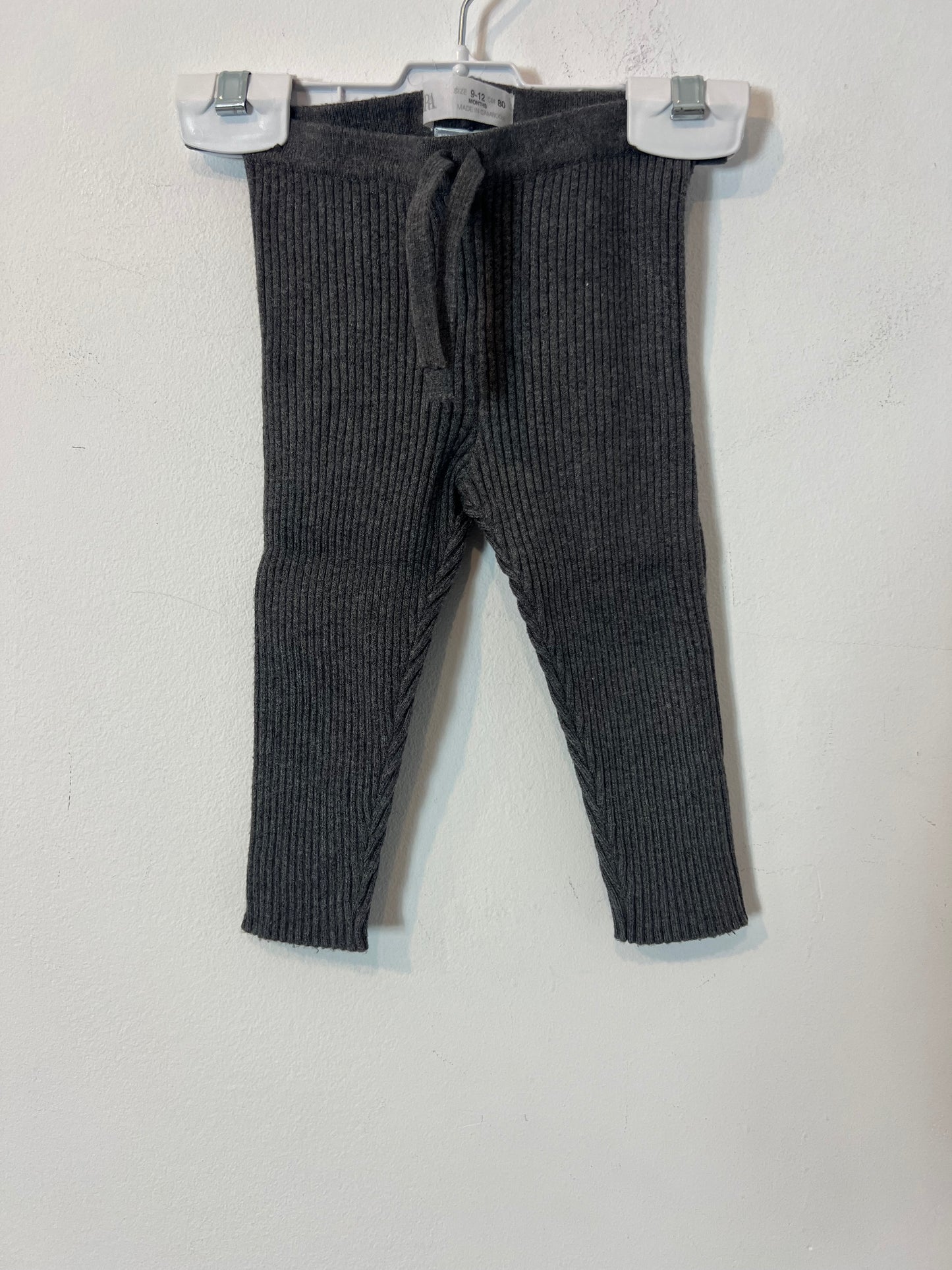 ZARA. Leggins canalé gris. T 9- 12 meses