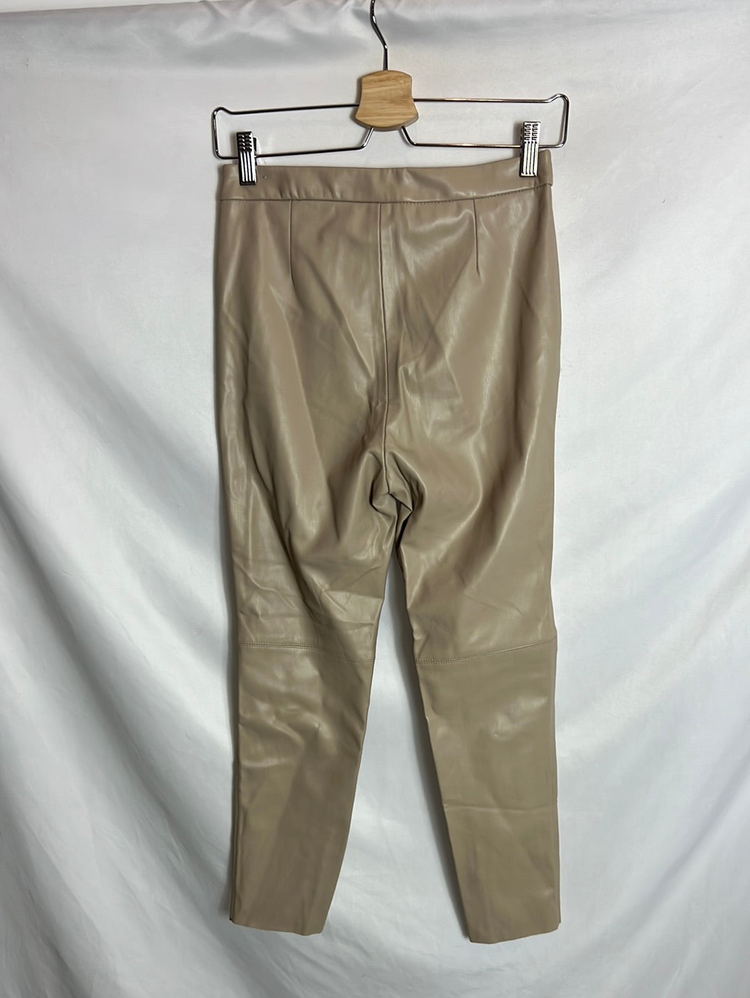 ZARA. Pantalón beige efecto piel T.s