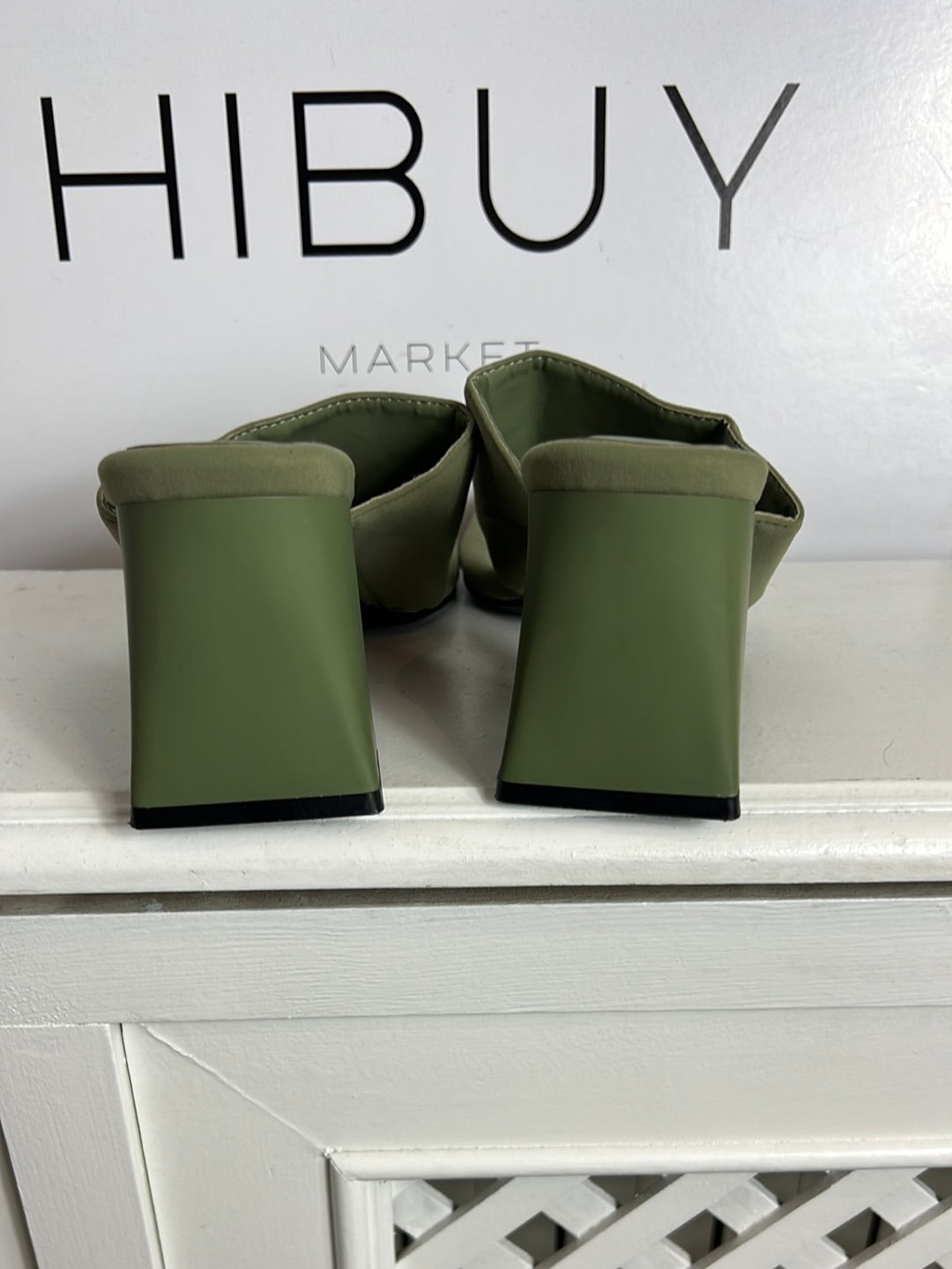 BERSHKA. Sandalia verde neopreno T.37