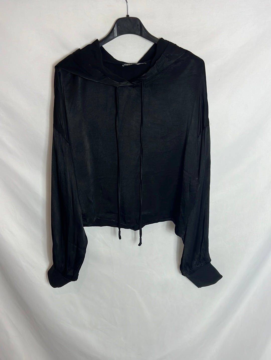 ZARA. Top negro satinado capucha. T S