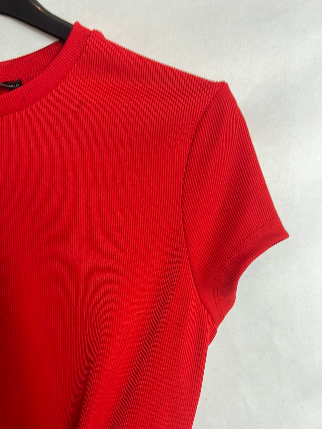 BERSHKA. Top rojo elástico cadena. T M