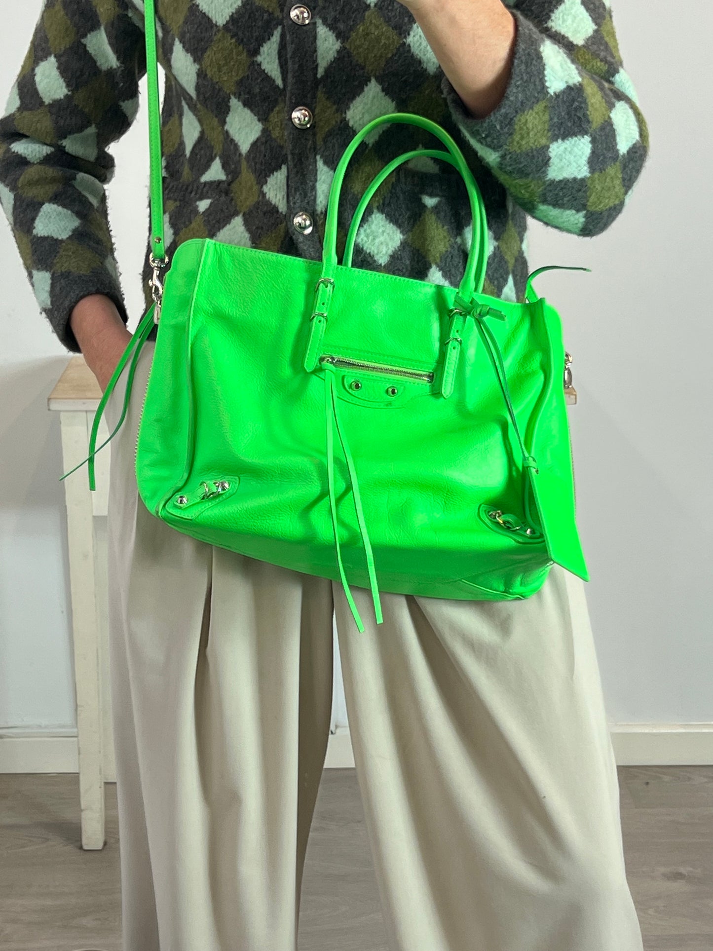 BALENCIAGA. Bolso piel verde