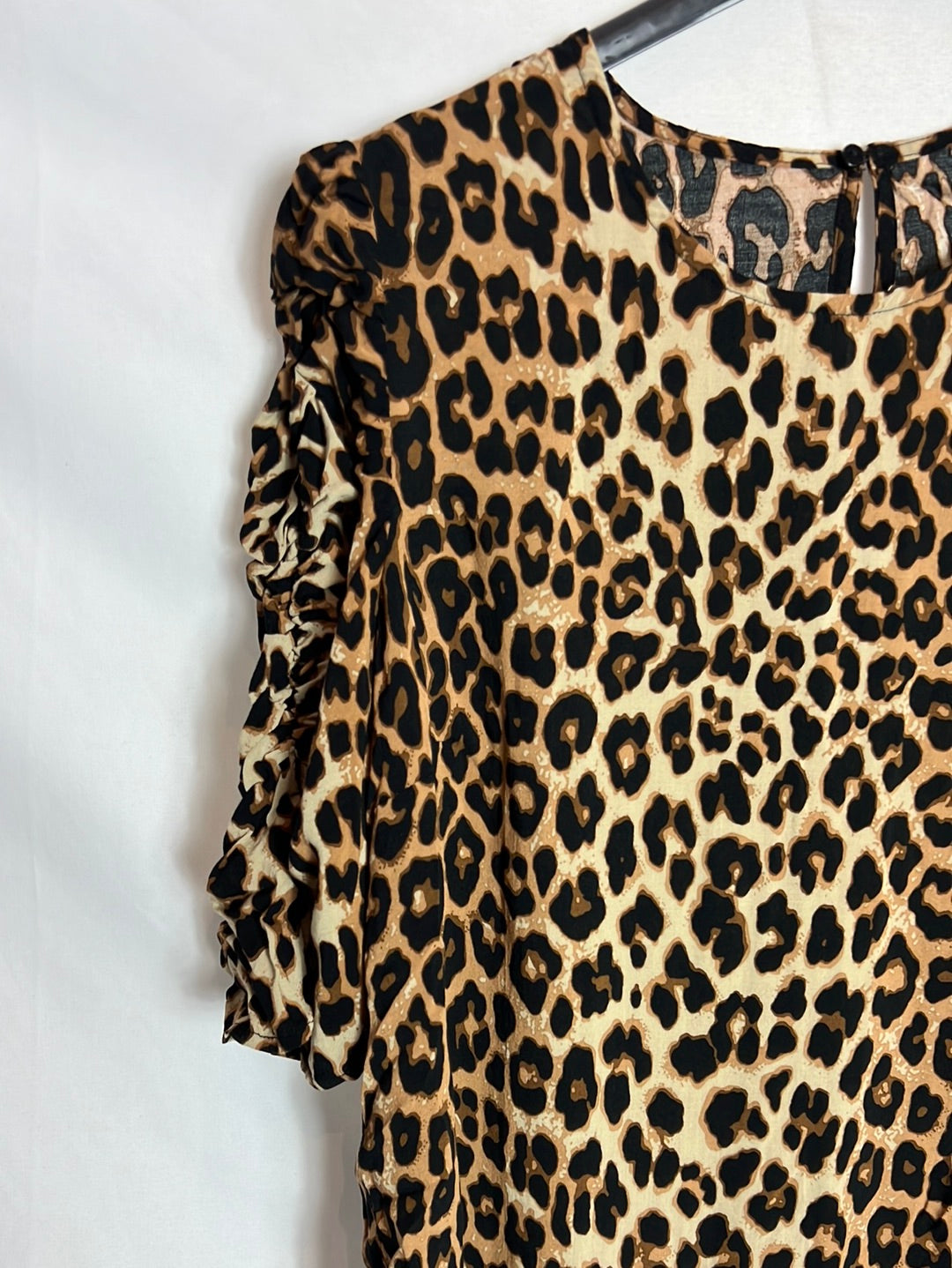 H&M. Blusa animal print manga fruncida. T 38