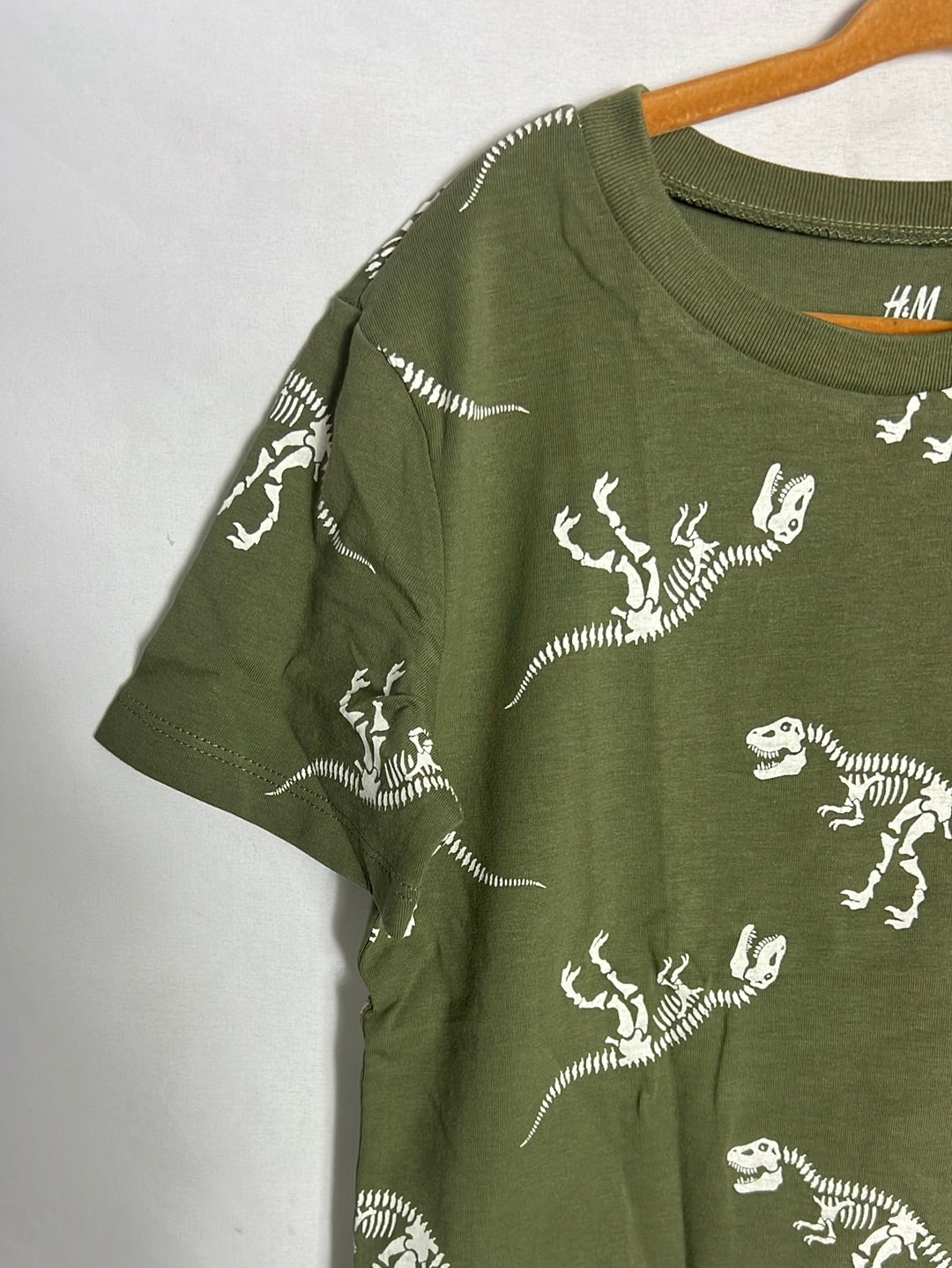 H&M. Camiseta verde dinosaurios. T 4-6 años