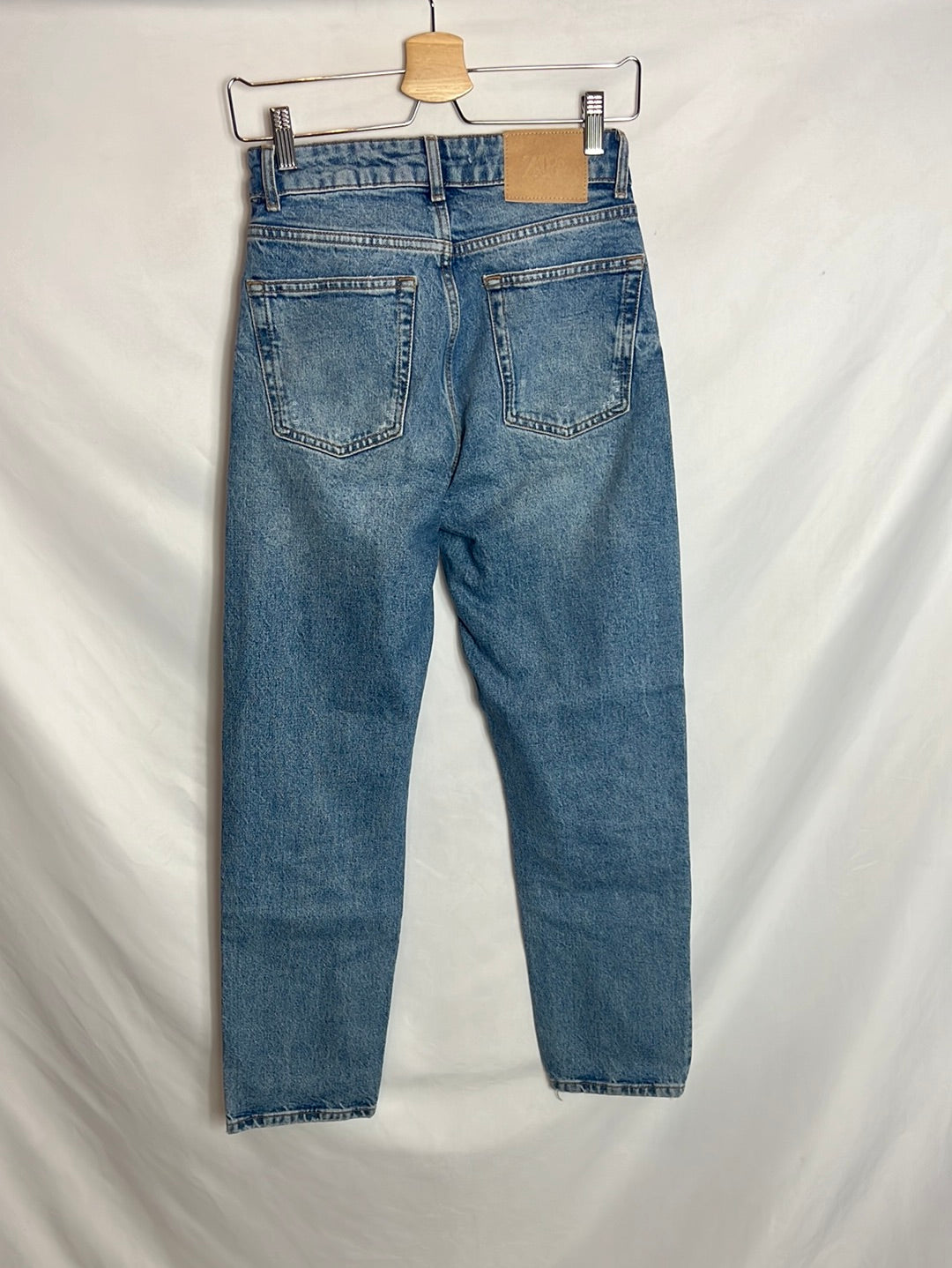 ZARA. Denim recto abotonado claro T.34