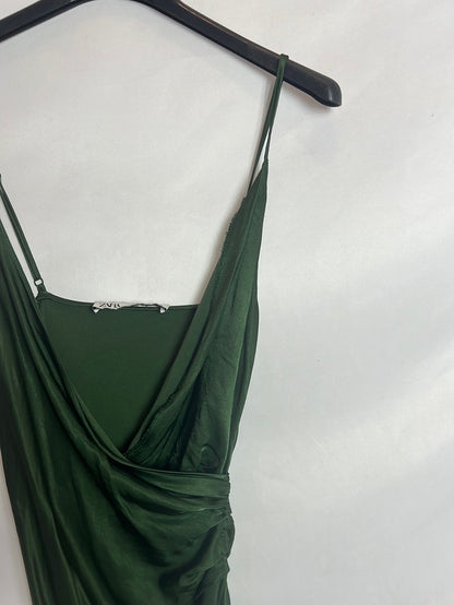 ZARA. Vestido midi verde satinado. T XS