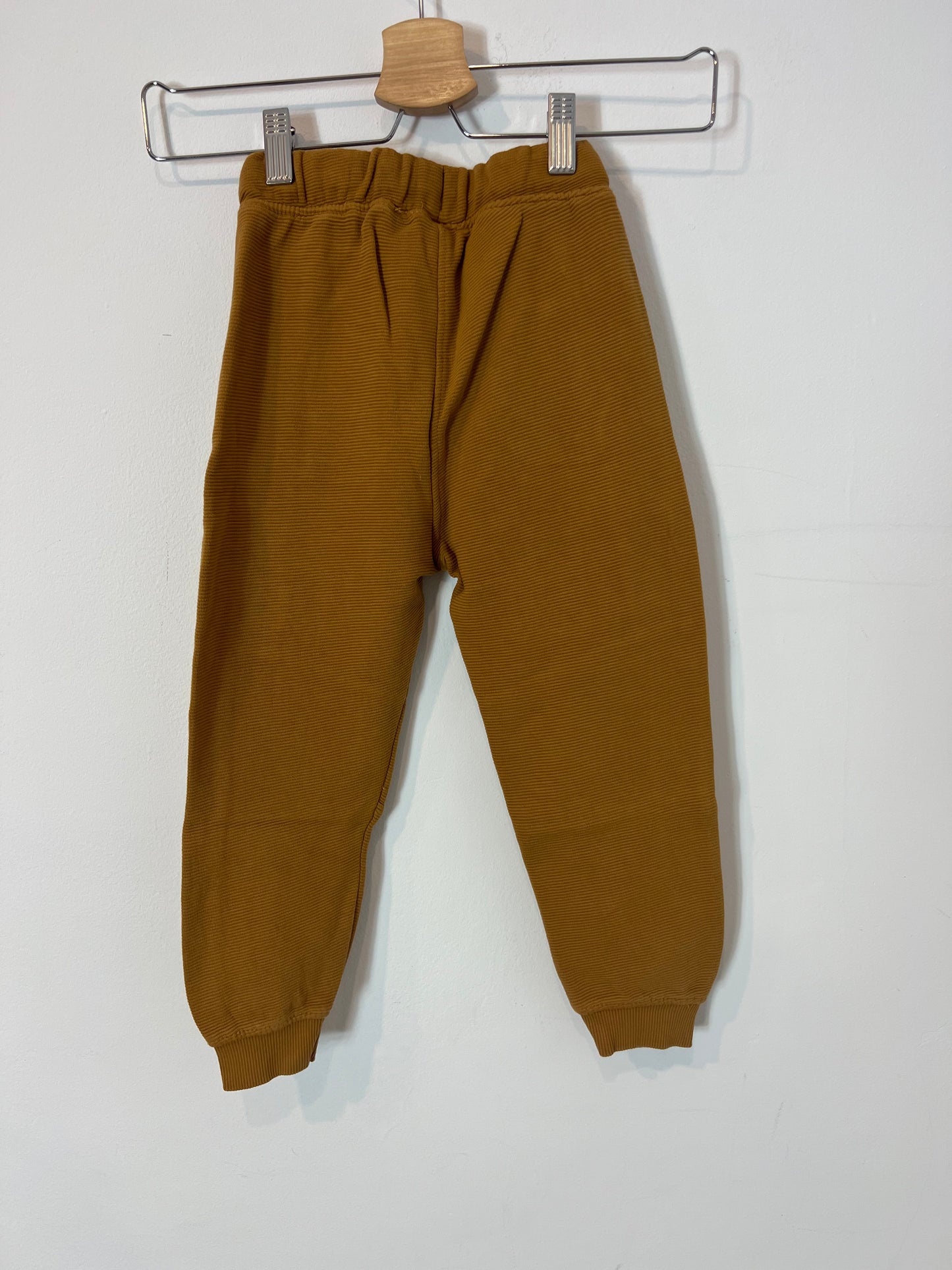 ZARA. Pantalón camel textura. T 4-5 años