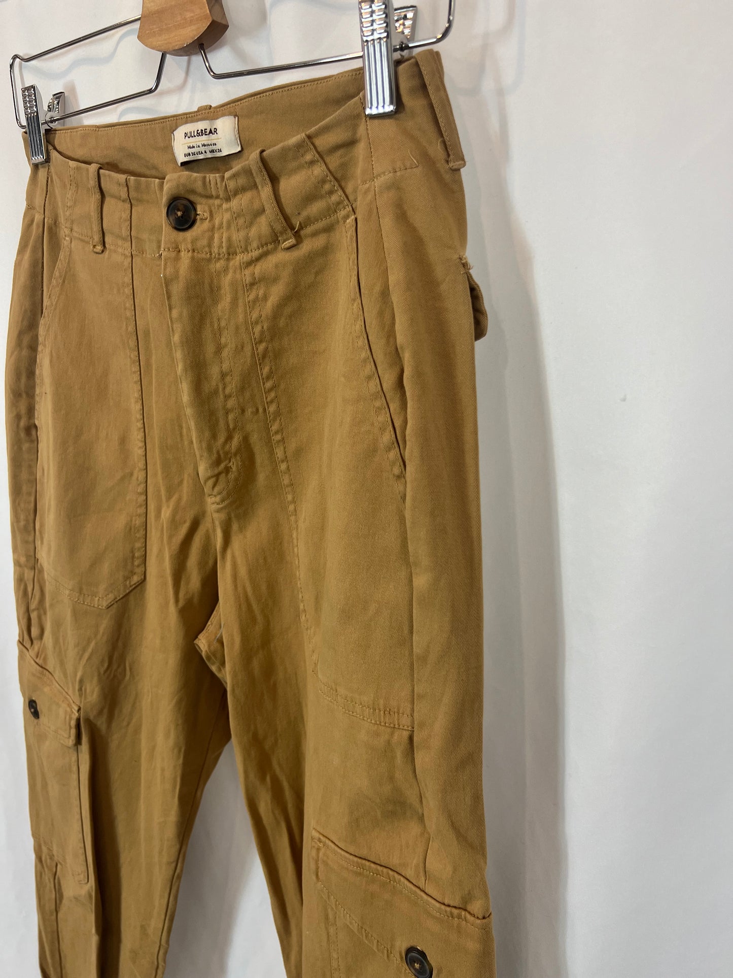 PULL&BEAR. Pantalón camel cargo T.36