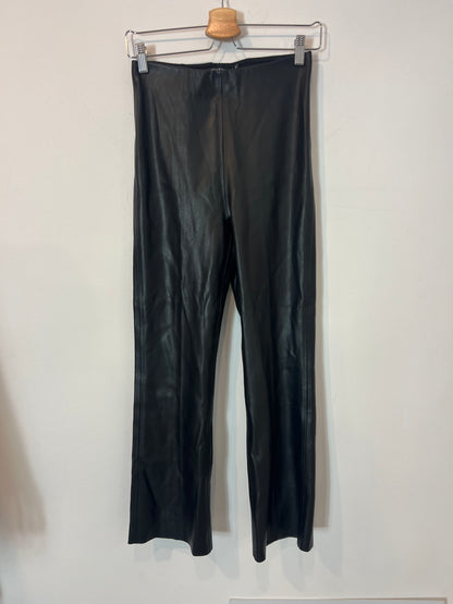 SOAKED IN LUXURY. Pantalón efecto piel negro. T XS