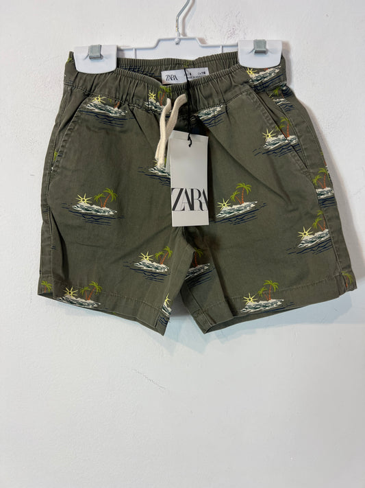 ZARA. Bermuda verde estampada. T 6 años