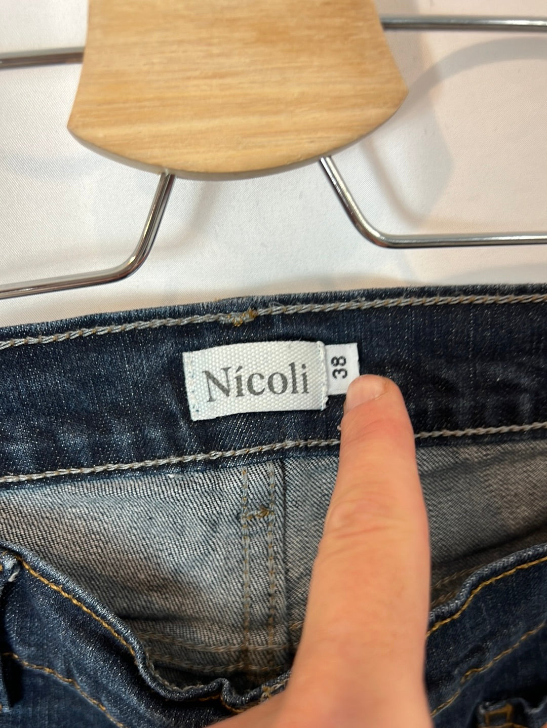 NICOLI. Pantalón denim campana T.38