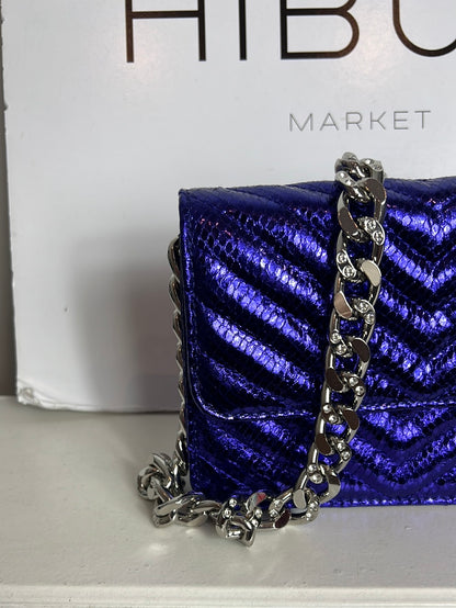 BERSHKA. Bolso mini morado brillo