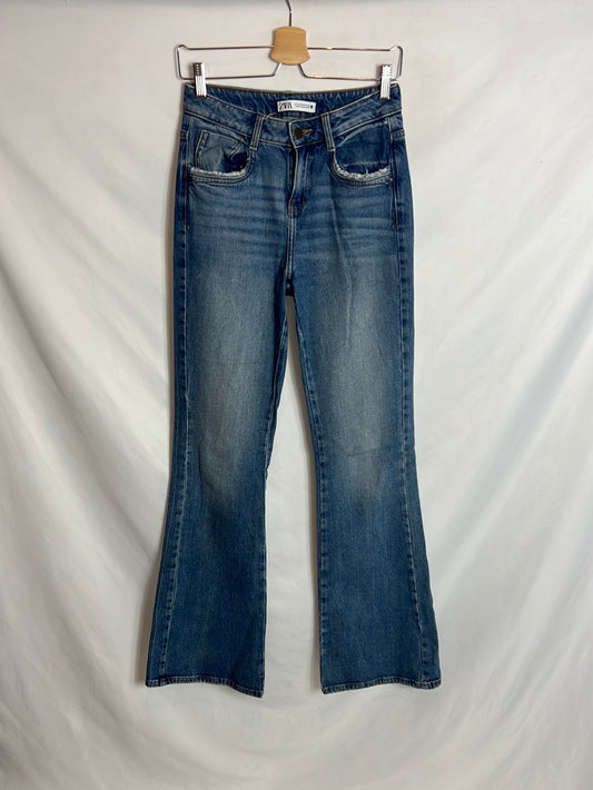 ZARA. Denim acampanado lavado medio. T 36