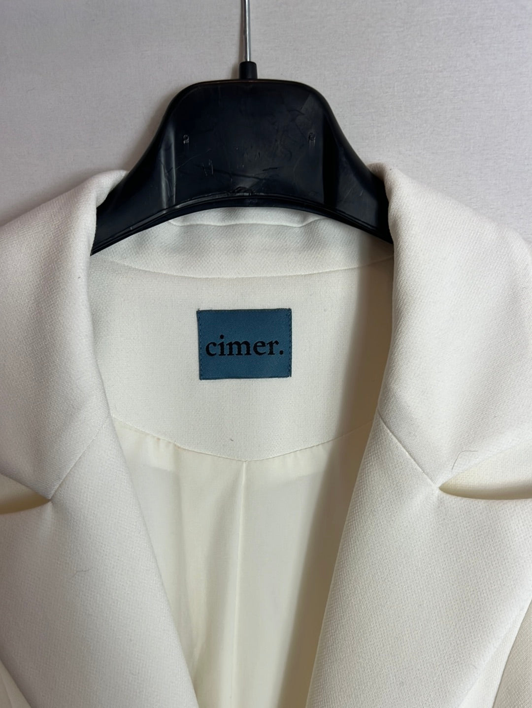 CIMER. Blazer blanca pinzas. T 40