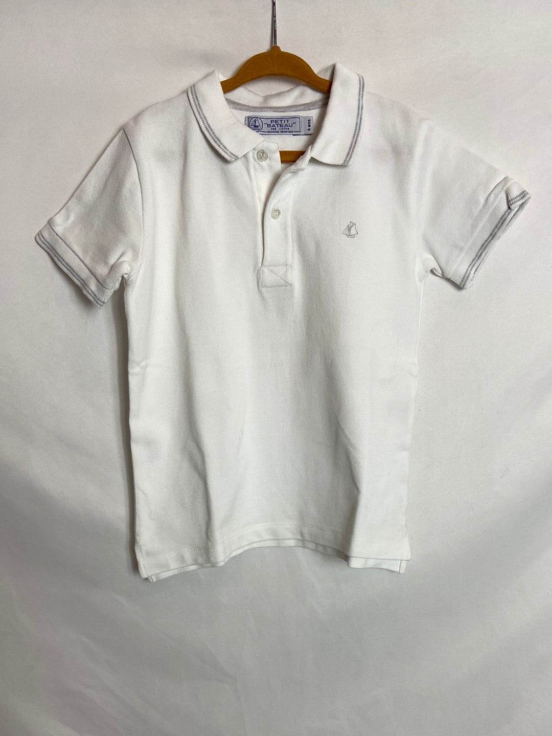 PETIT BATEAU. Polo blanco logo T. 6 años