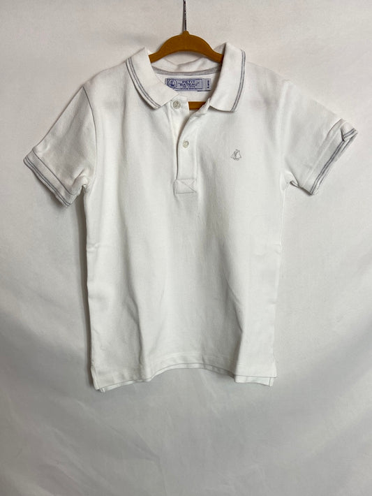 PETIT BATEAU. Polo blanco logo T. 6 años