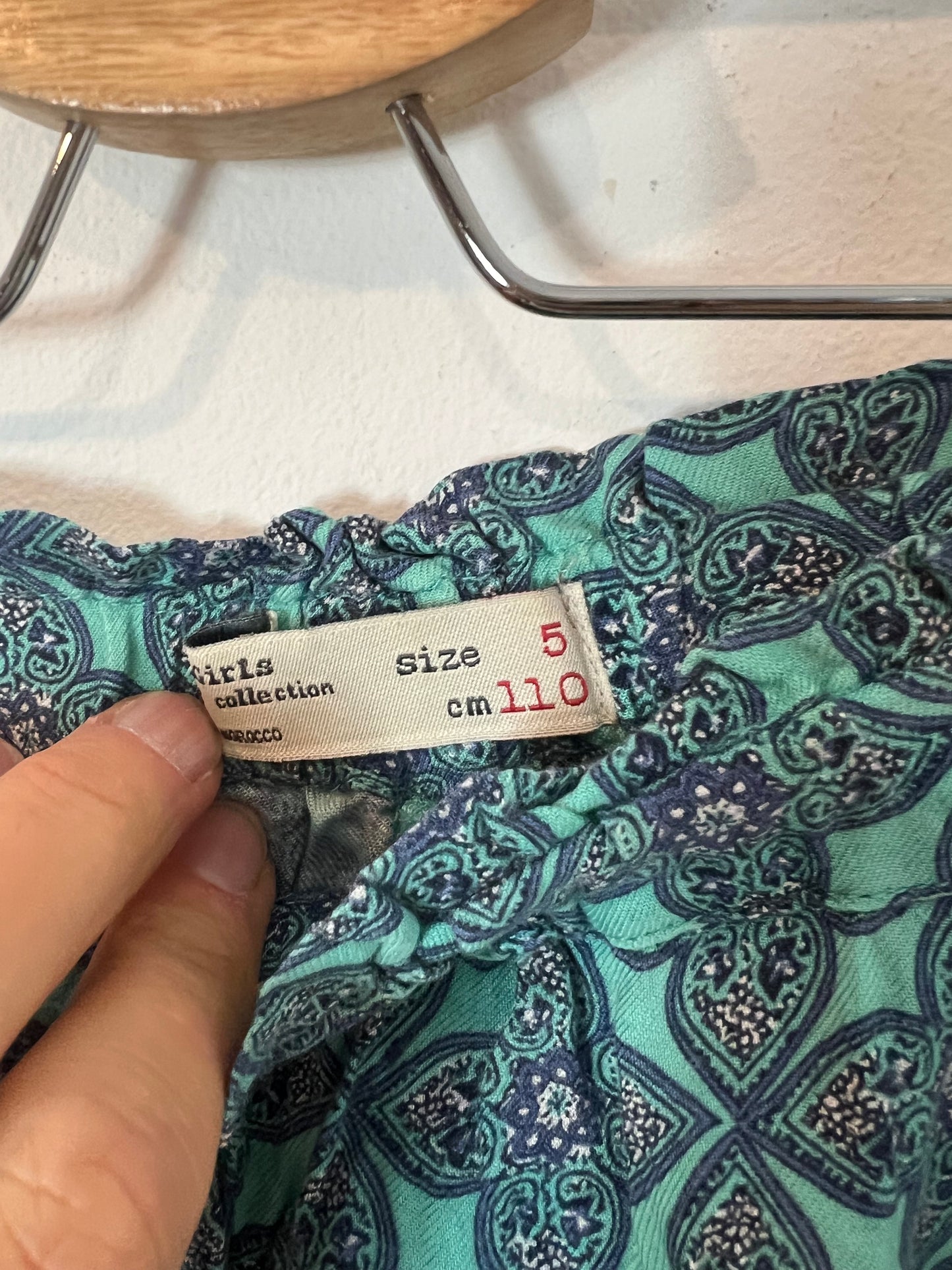 ZARA. Pantalón fluido azul estampado. T 5 años