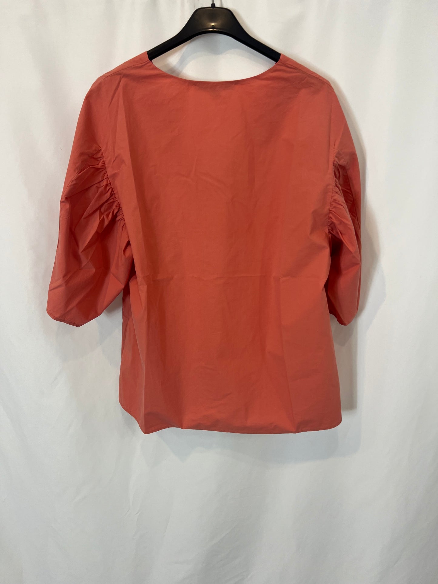 ADOLFO DOMINGUEZ. Blusa mangas abullonadas coral. T 40