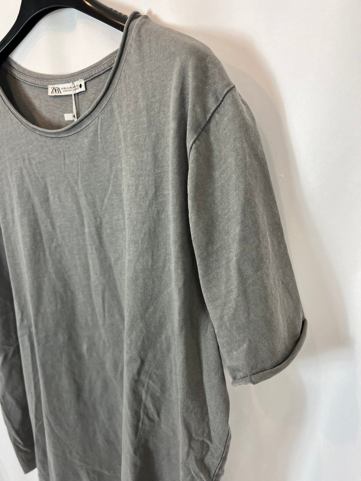 ZARA. Camiseta gris efecto desgastado. T XL