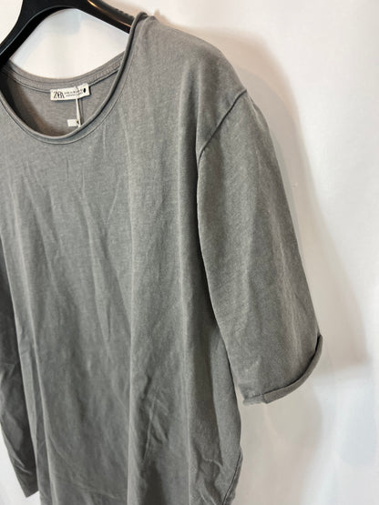 ZARA. Camiseta gris efecto desgastado. T XL