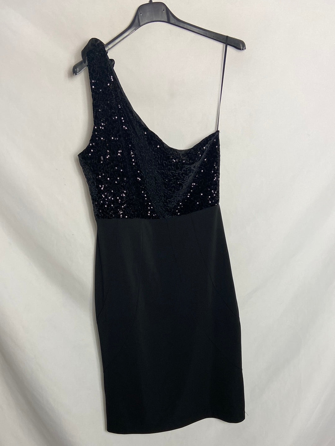 FORMULA JOVEN. Vestido negro asimétrico. T 42