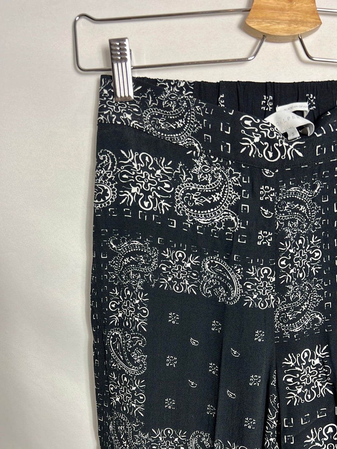 SCALPERS. Pantalón fluido azul oscuro estampado . T S