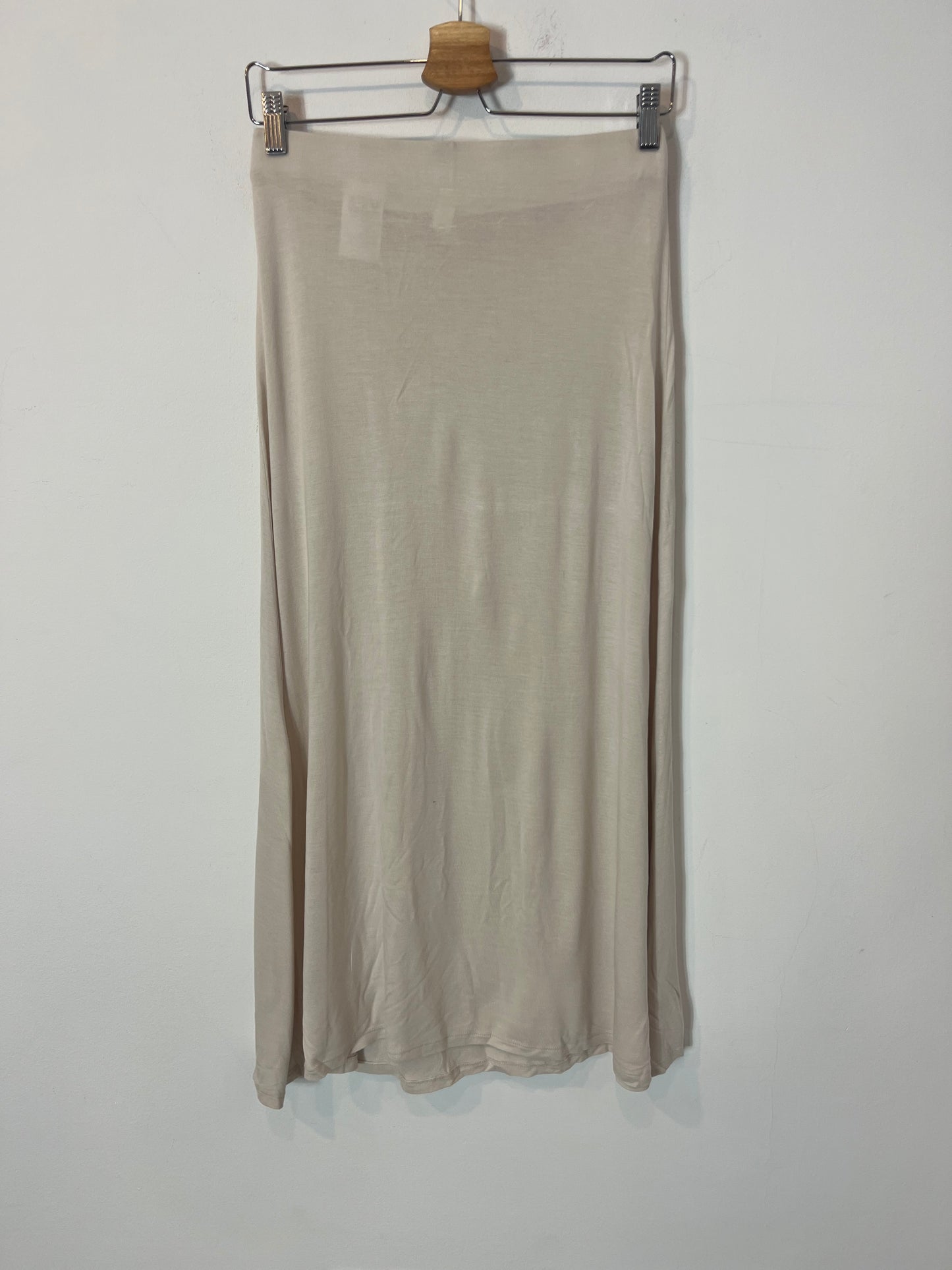 H&M. Falda midi beige fluida. T M