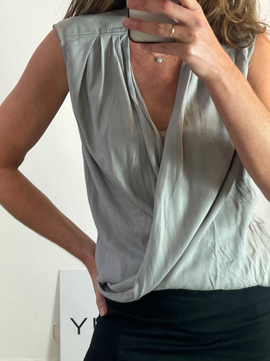 HELMUT LANG. Top gris fluido detalle hombros . T S