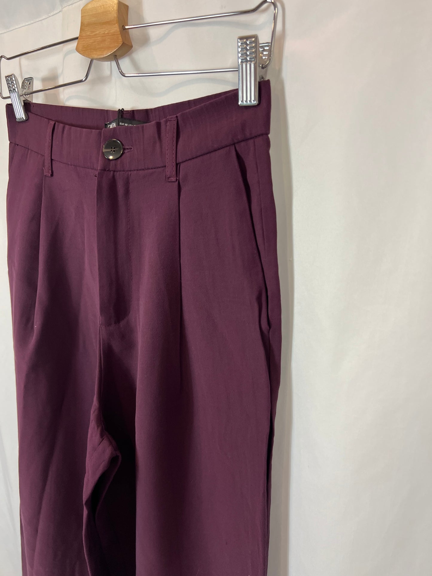 ZARA. Pantalón fluido color berenjena . T XS