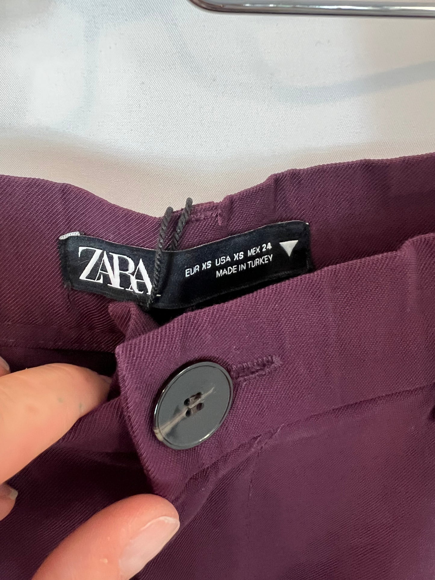 ZARA. Pantalón fluido color berenjena . T XS