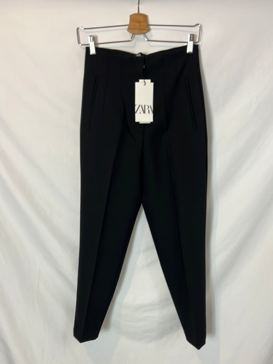 ZARA. Pantalón negro pinzas. T S