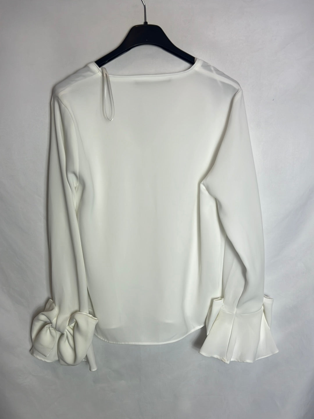 ZARA. Blusa blanca mangas lazo. T M