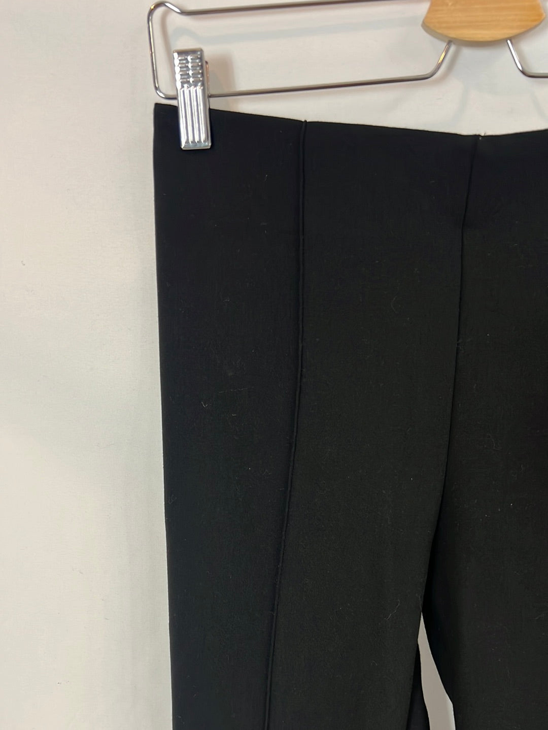 ZARA. Pantalón negro recto pinzas. T S