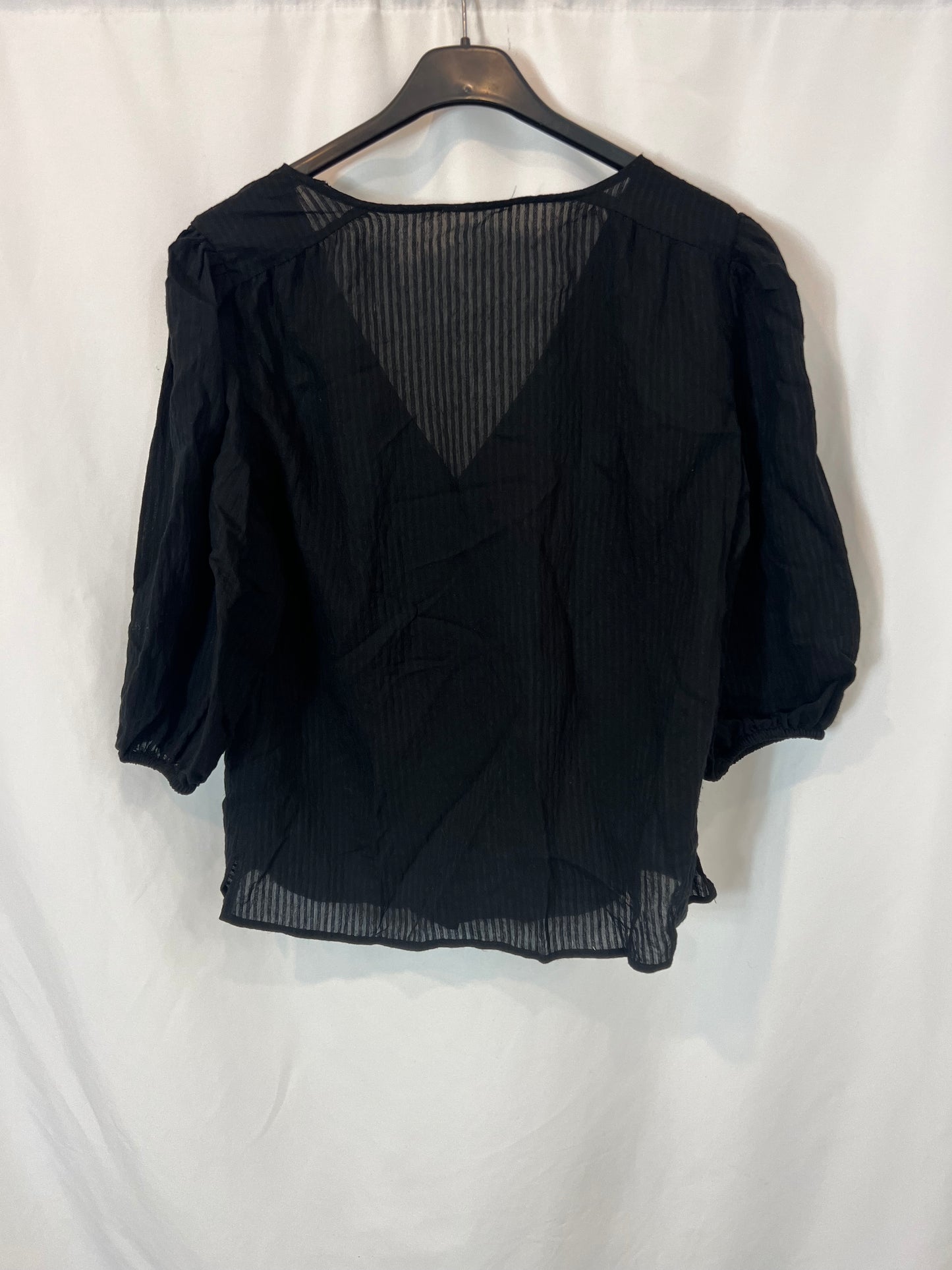 MANGO. Blusa negra detalle botones. T S