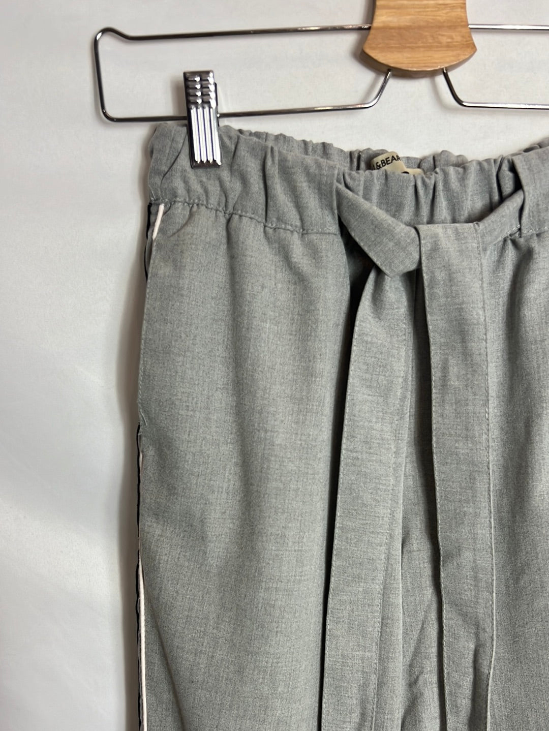 PULL&BEAR. Pantalón gris rayas laterales. T S