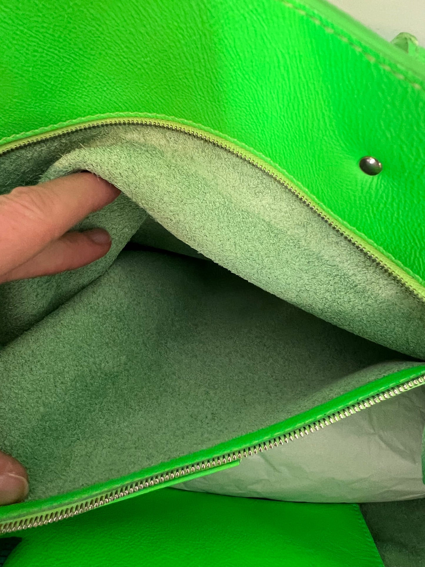 BALENCIAGA. Bolso piel verde