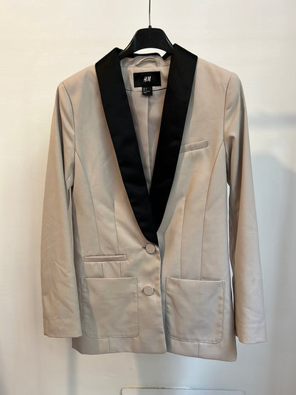 H&M. Blazer beige solapa negra. T 34