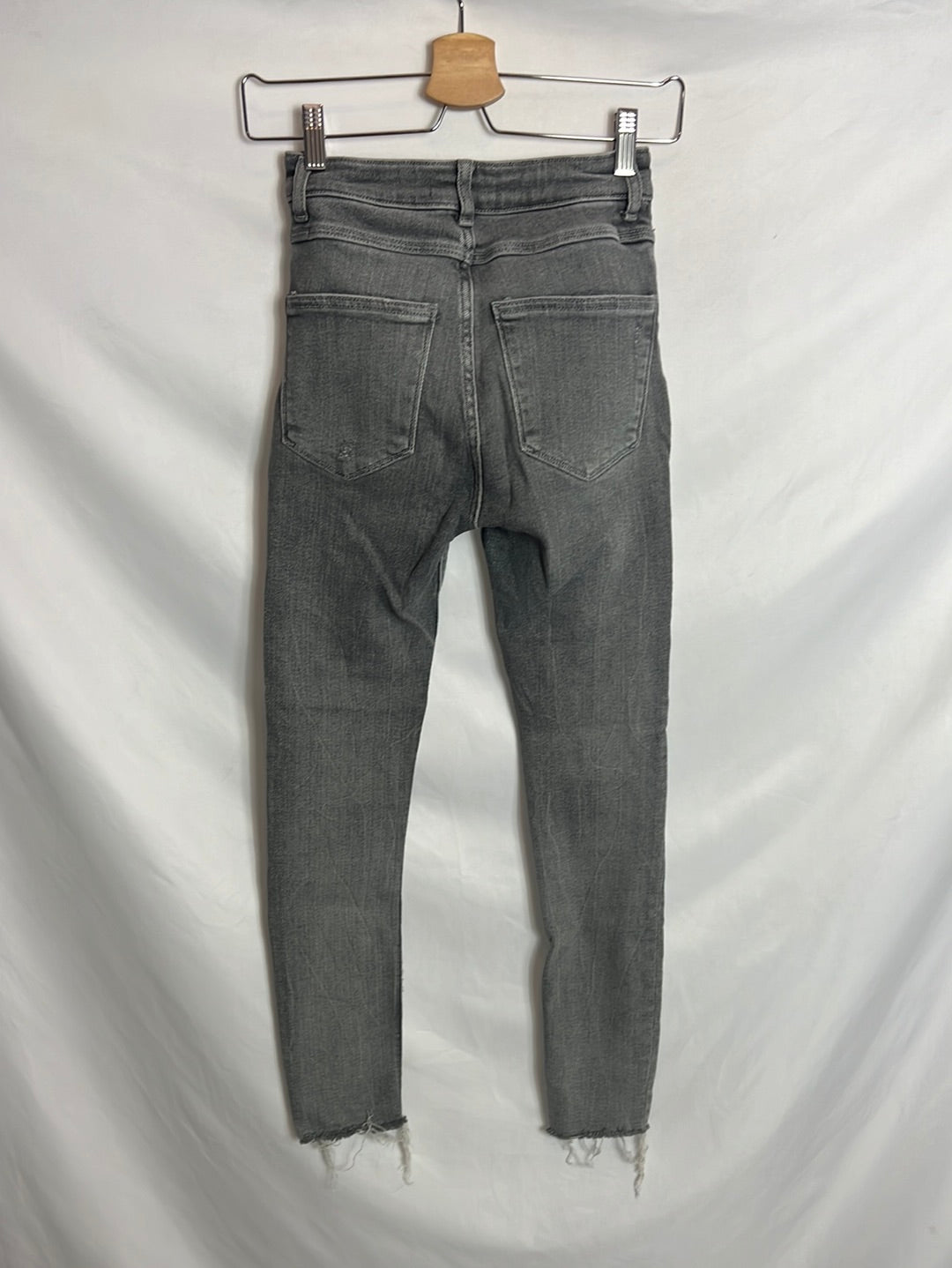 ZARA. Denim pitillo gris desflecado. T 34