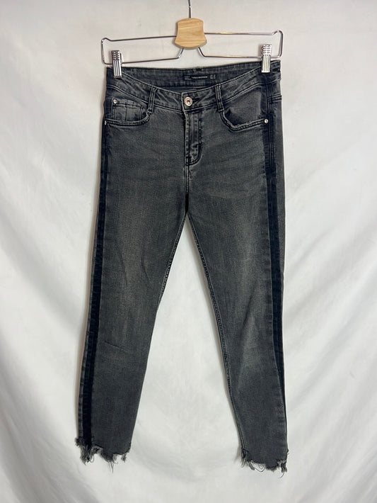 ZARA. Denim pitillo gris efecto desgastado. T 38