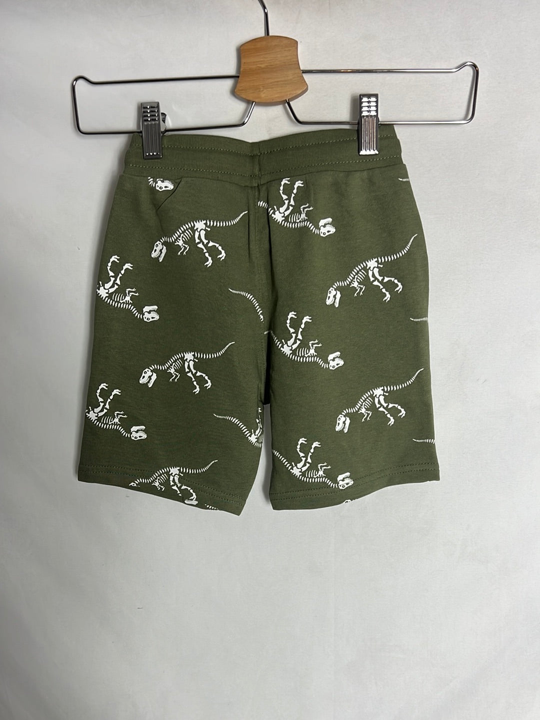 H&M. Bermudas verdes dinosaurios. T 5-6 años