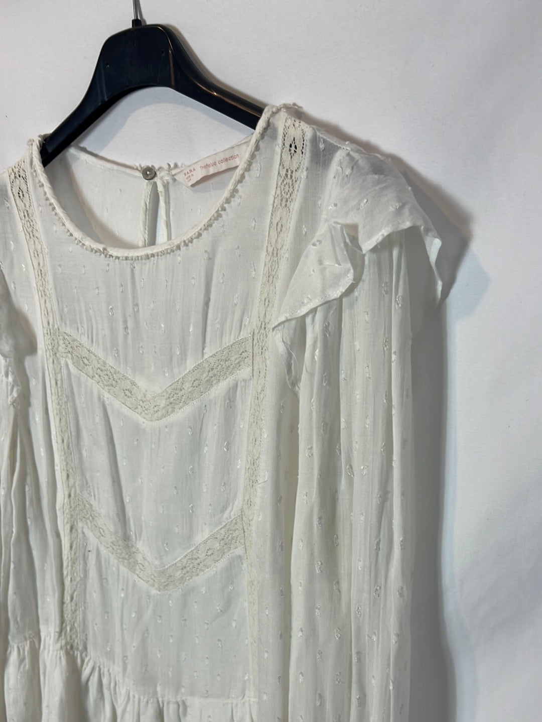 ZARA. blusa blanca plumeti y encaje. T S