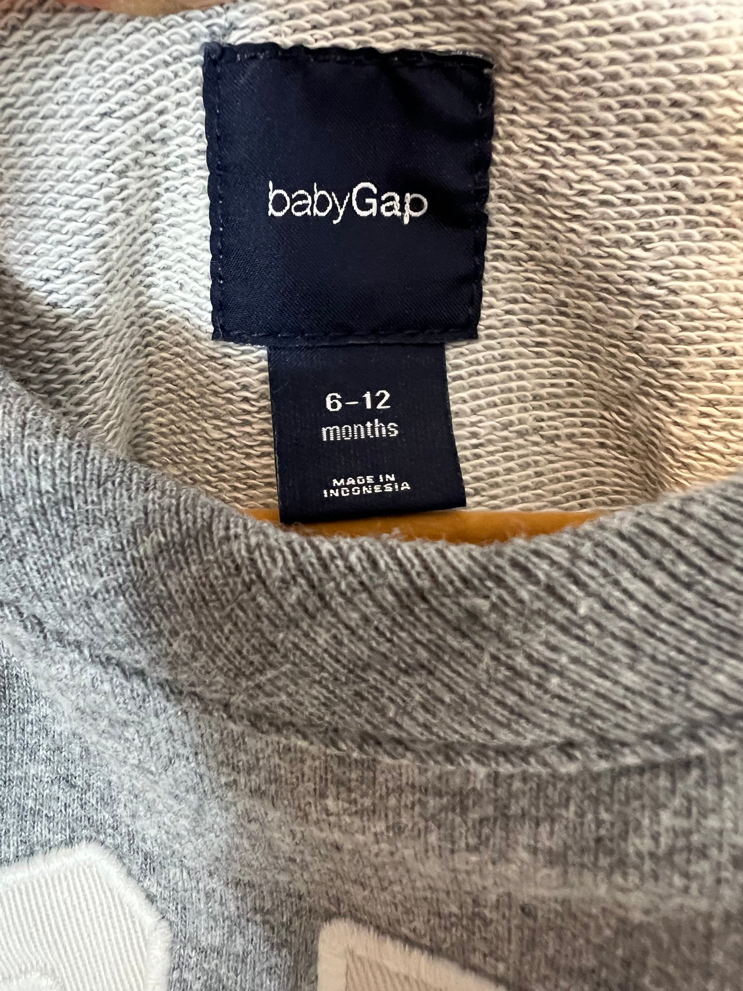 GAP. Sudadera gris letras. T 6-12 meses